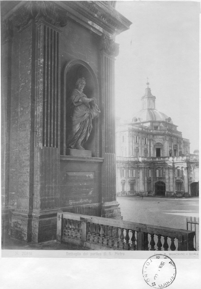 Dettaglio del portico di S. Pietro