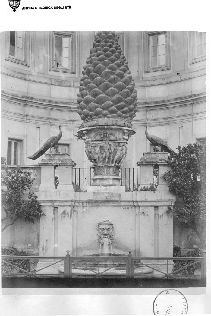 Roma Dettaglio del giardino della Pigna 