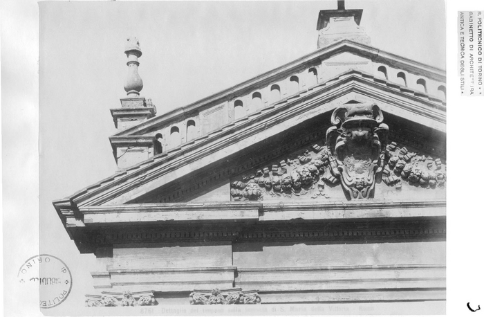 Dettaglio del timpano sulla facciata di S. Maria della Vittoria - Roma