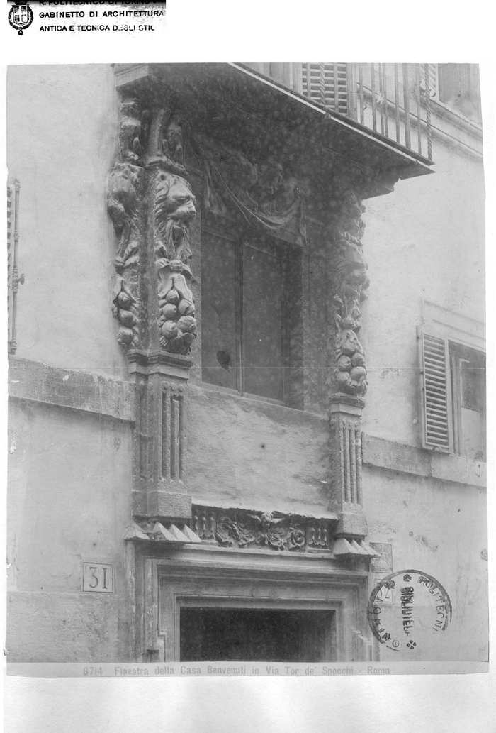 Finestra della Casa Benvenuti in via Tor de' Specchi - Roma