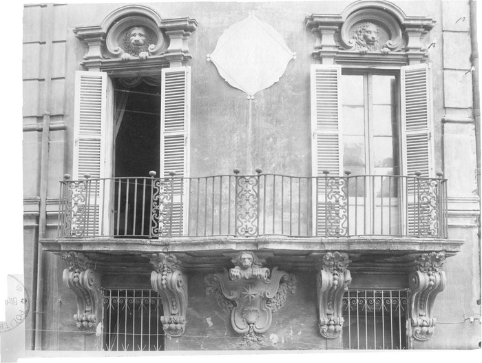 Roma - Balcone e finestre del Palazzo dei Cinque