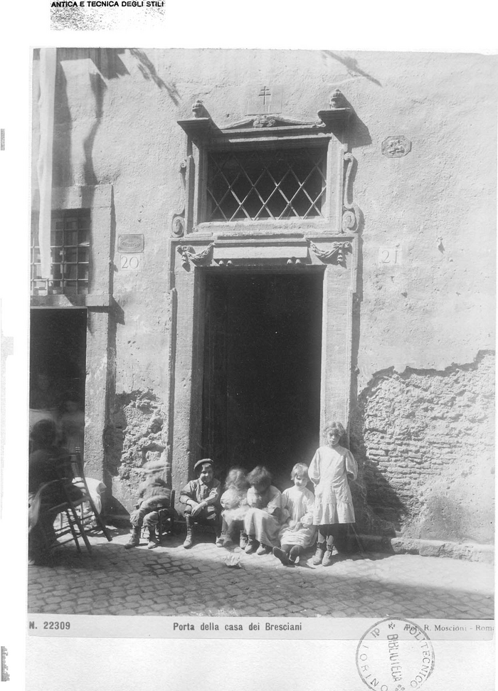 Porta della casa dei Bresciani - Fot. R. Moscioni - Roma