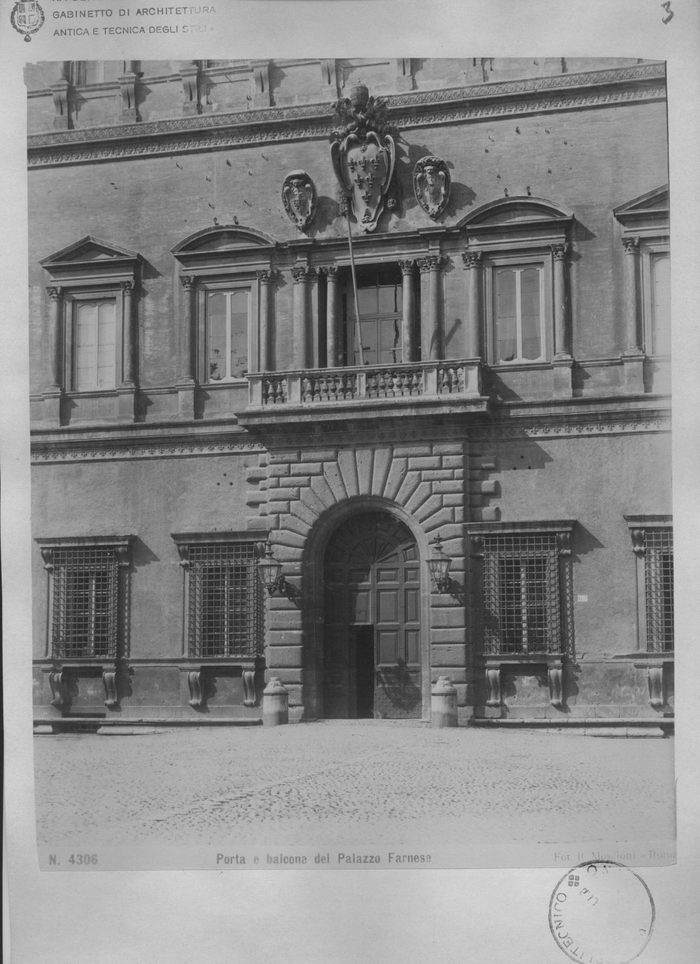 Porta e balcone del Palazzo Farnese