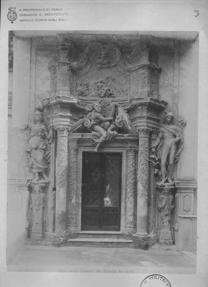 Porta della Cappella del Palazzo del Grillo