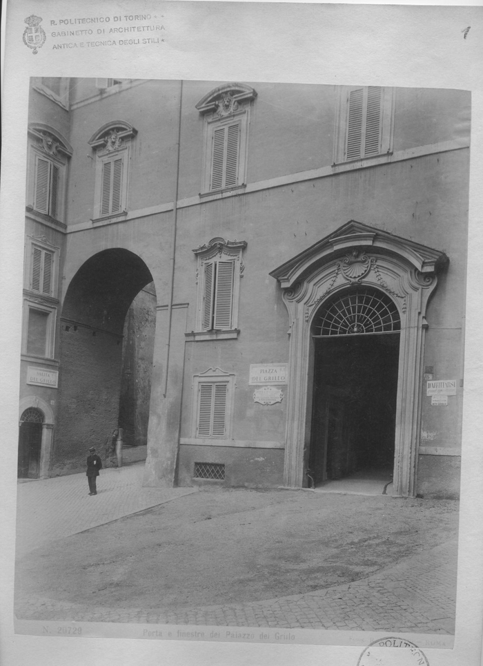 Porta e finestre del Palazzo del Grillo