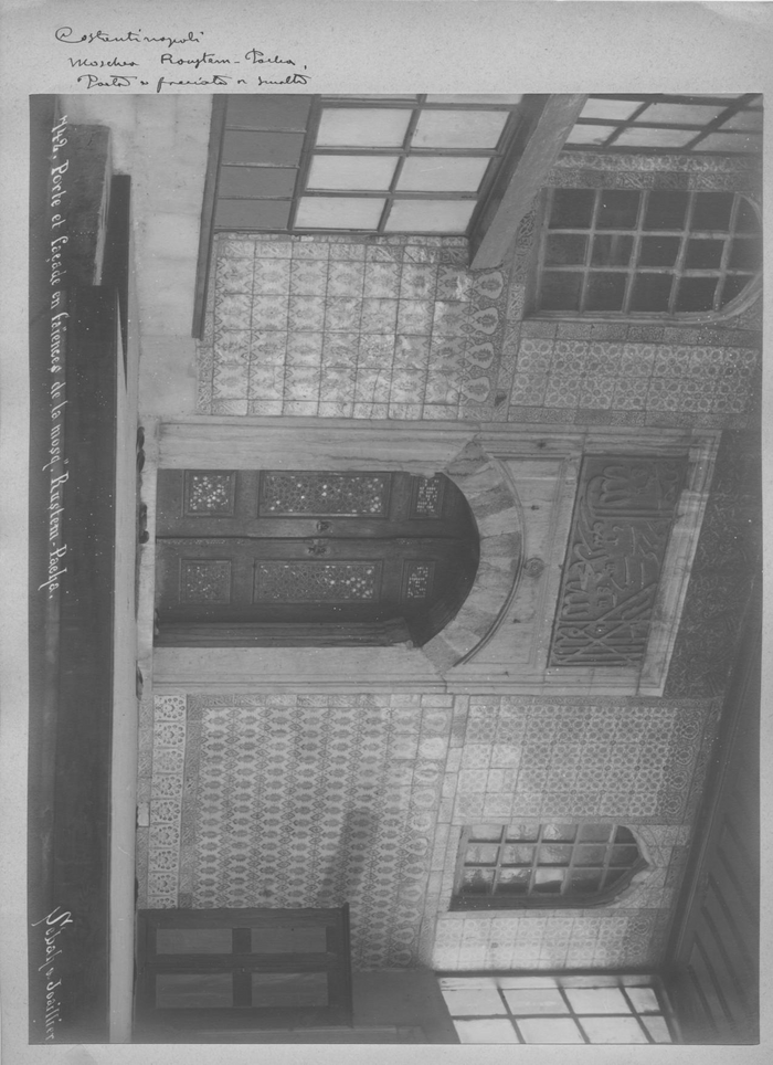 Porte et façade en faiences de la mosq. Rustem - Pacha