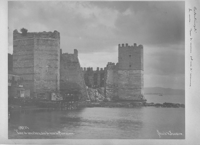 Tour de marbre sur la mer de Marmara