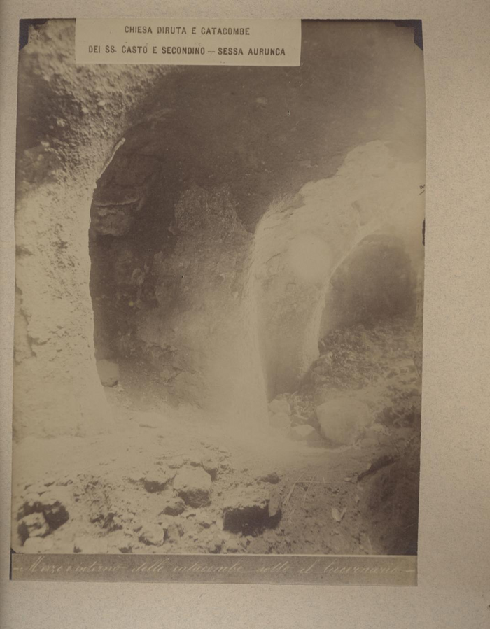 Chiesa diruta e catacombe dei SS. Casto e Secondino - Sessa Aurunca - Muro o interno delle catacombe sotto il lucernario