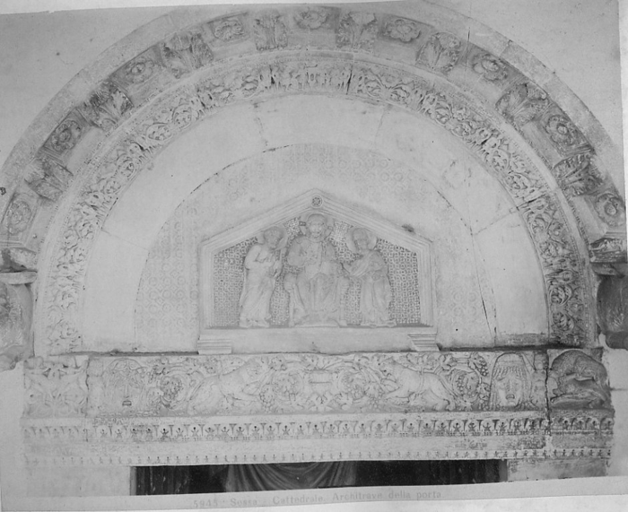 Sessa - Cattedrale - Architrave della porta