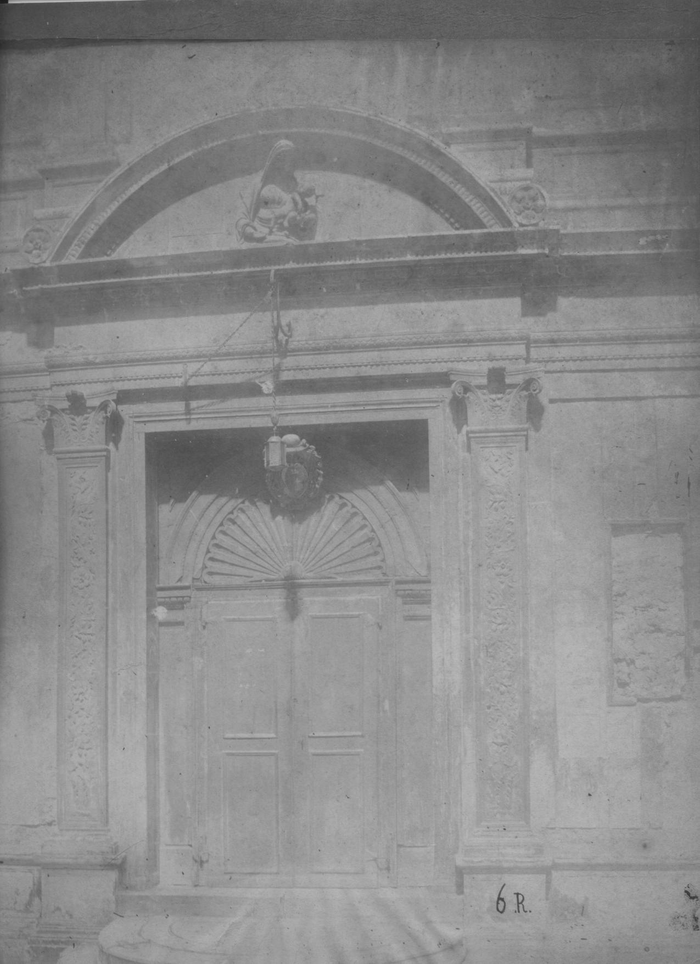 [Portone d'ingresso di una chiesa]