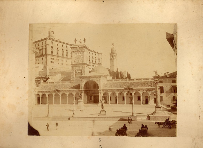 [Piazza con campanile sullo sfondo]