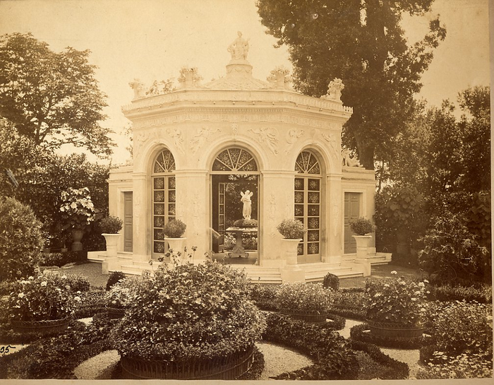 [Villa all'interno di un giardino]