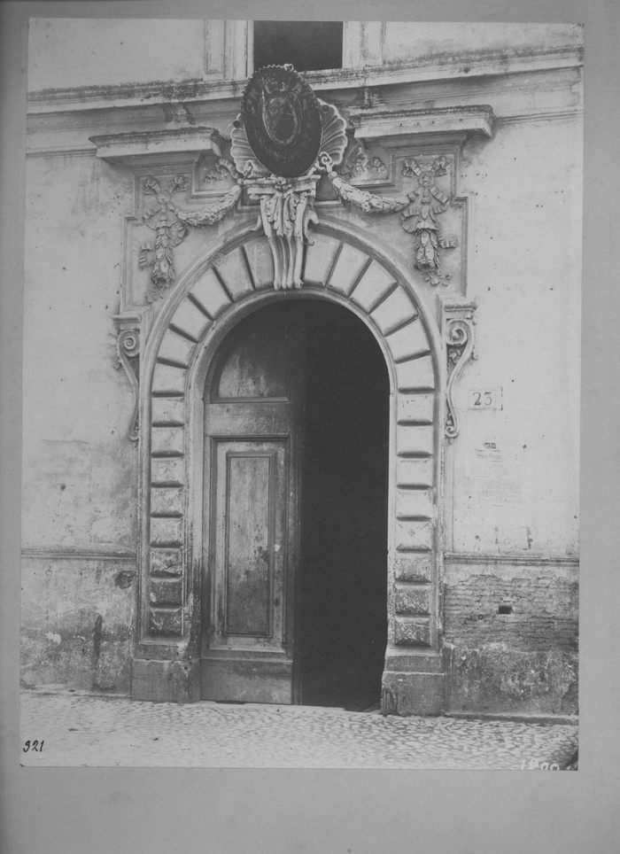 [Porta d'ingresso di un palazzo]