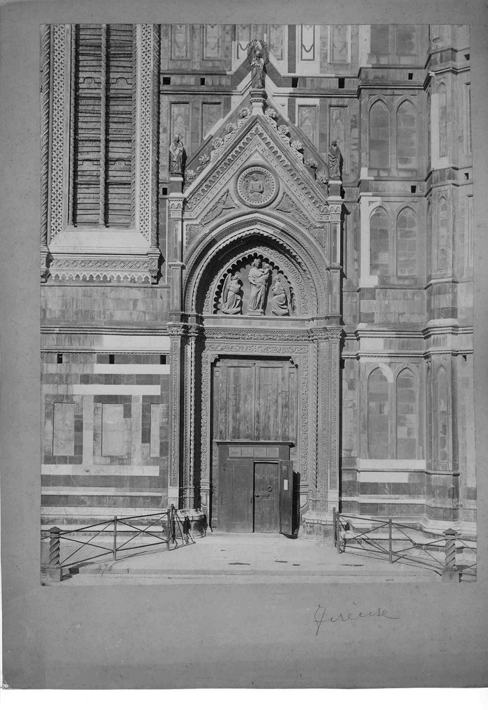 Firenze - [Porta laterale del Duomo]