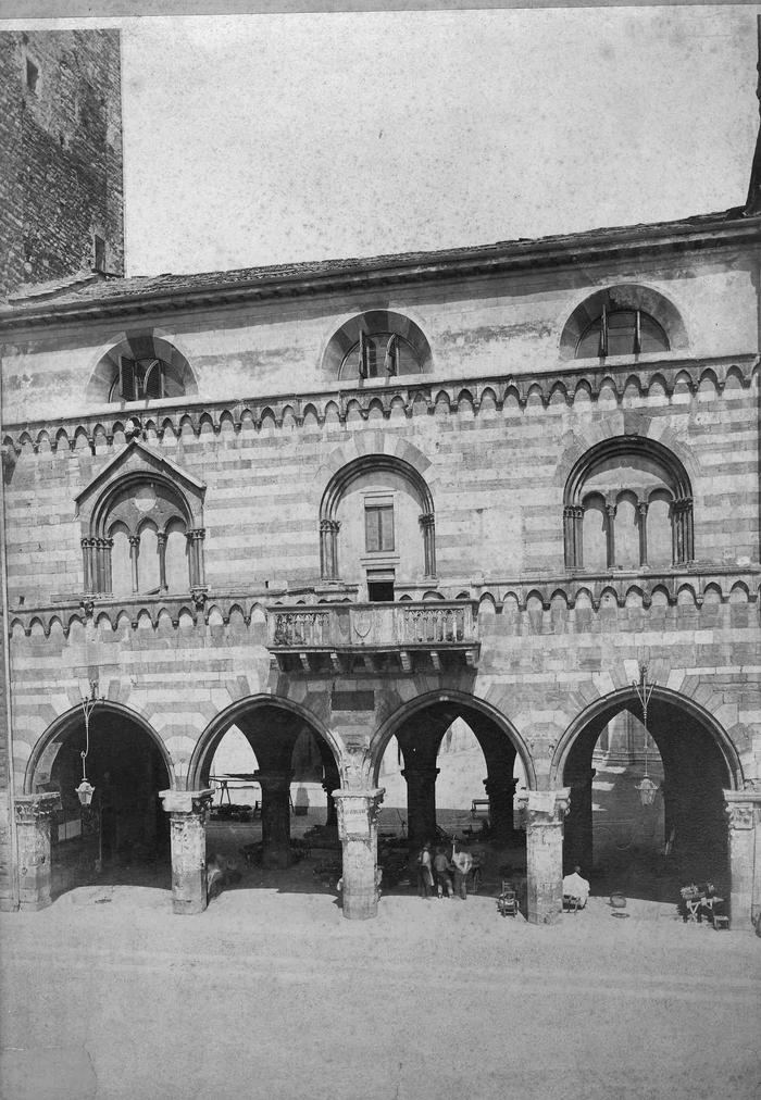 [Palazzo sorretto da un porticato]