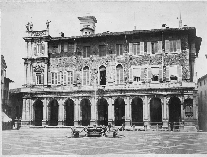 [Palazzo visto dall'esterno]