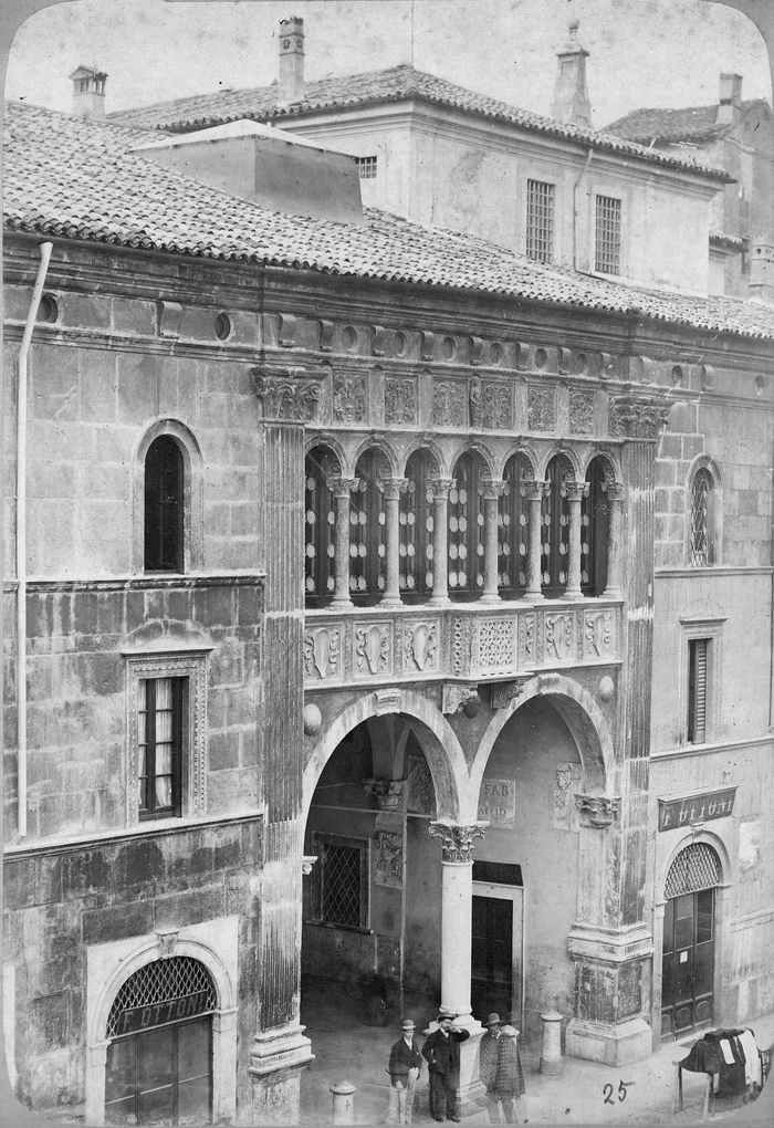 [Esterno di un palazzo sorretto da due archi]