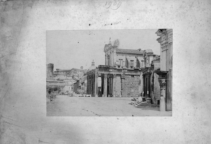 Piazza con due chiese sullo sfondo