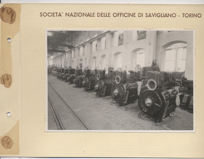 Parte di elettromotore, all'interno dello stabilimento di produzione, dotato di due anelli per il sollevamento e la posa in opera