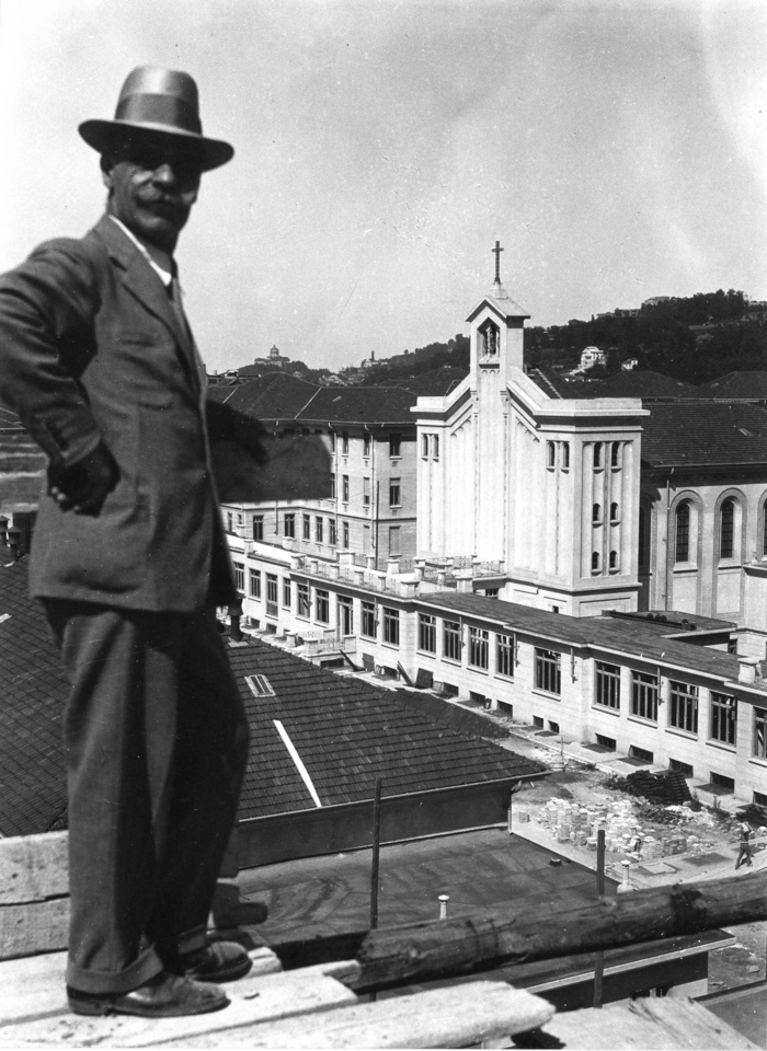 Eugenio Mollino sul cantiere dell'ospedale Maggiore di San Giovanni,  Torino, 1930-1935