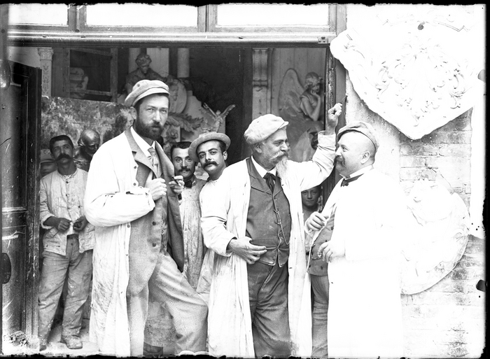 Atelier della ditta Fratelli Musso e Papotti in c.so Vinzaglio a Torino, in primo piano Carlo Musso e Francesco Papotti, s.d.