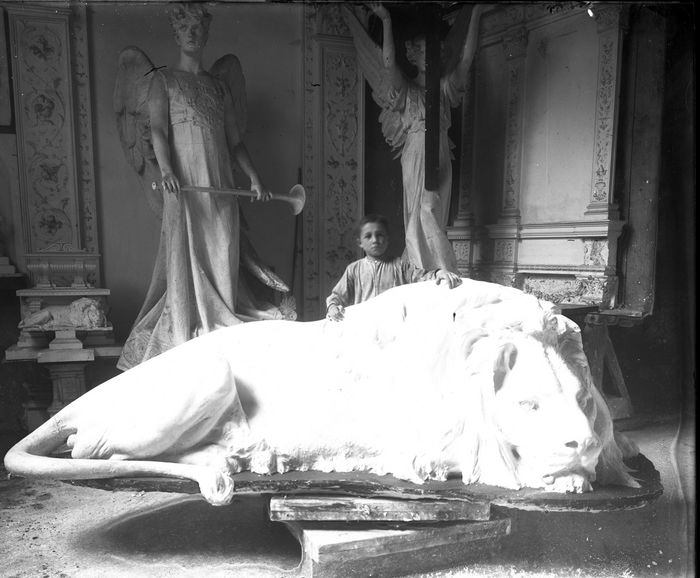 Calco del leone per la Tomba Besozzi nel cimitero di Sangiano fotografato nell'atelier della ditta Musso e Papotti, s.d.