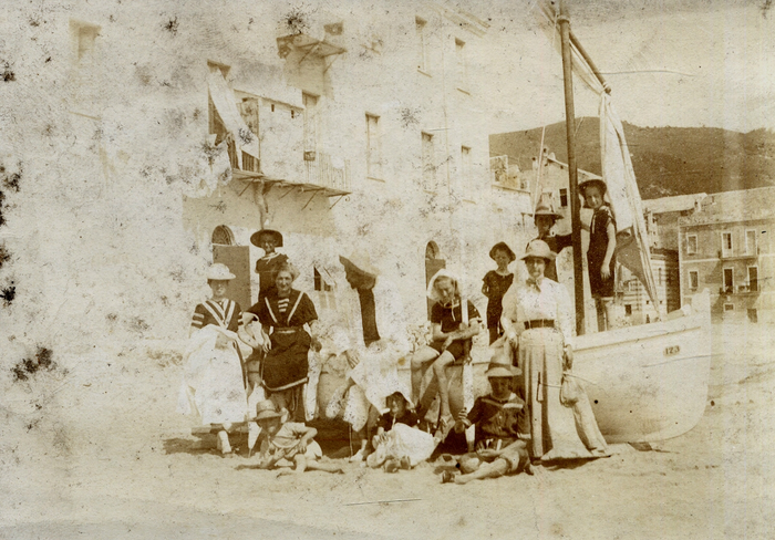 Famiglia Musso sulla spiaggia di Laigueglia, positivo monocromo, 1898