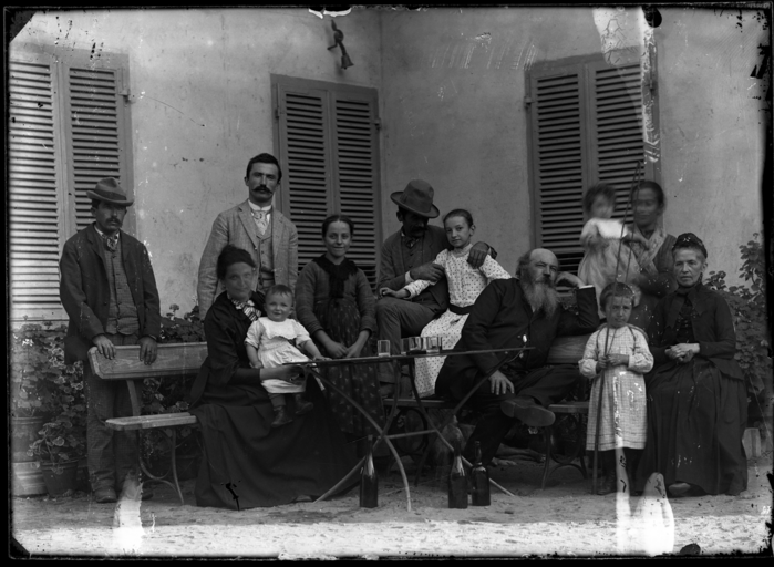 Famiglia Mossello ritratta all'esterno di Villa Mossello a Montà d'Alba, negativo su lastra, 1888-1894.