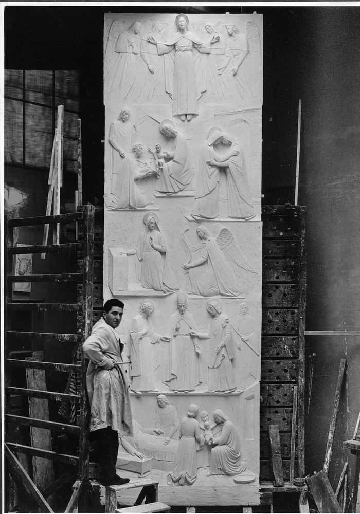 Tomba Barosi, cimitero di Bra, lo scultore Giovanni Cantono ritratto durante la realizzazione, 1956-1957.