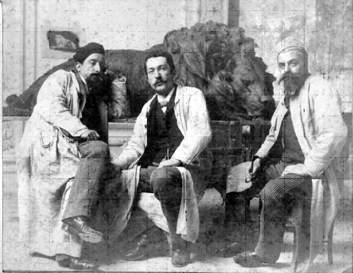 Secondo e Carlo Musso con Francesco Papotti fotografati davanti al leone monumentale esposto alla I Esposizione Italiana di Architettura, Torino, 1890.