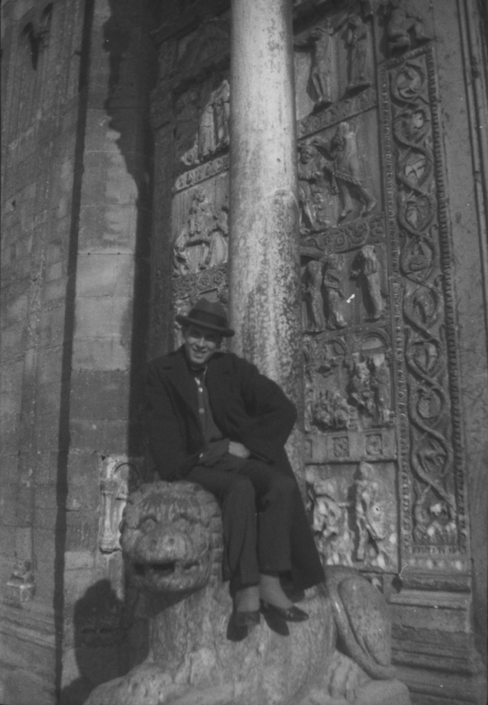 Paolo Verzone ritratto presso la basilica di San Zeno a Verona