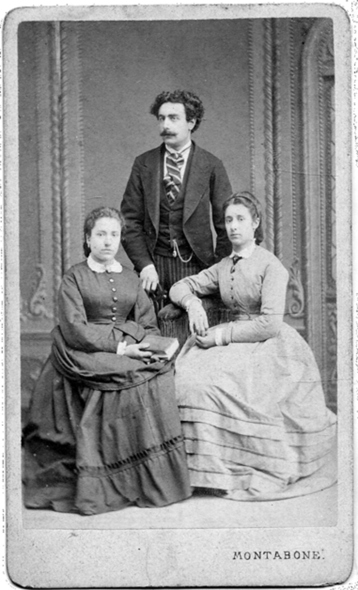 Giuseppe Musso con le sorelle Antonia (a sinistra) e Vittoria, 1870-74, (foto Montabone)