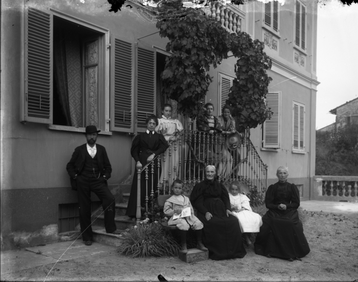 Gruppo familiare con Carlo Musso ritratto nel giardino di casa Mossello a Montà d'Alba, 1894-1900