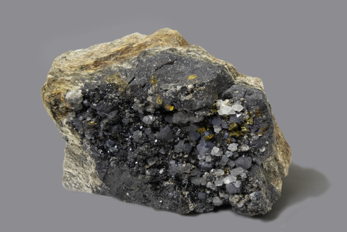 MENEGHINITE con calcite galena, sfalerite e siderite