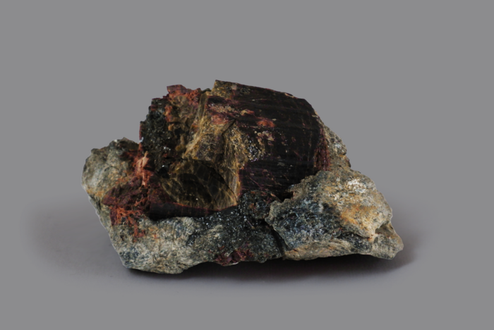 VESUVIANITE var. manganovesuvianite, Becchi di Corbassera, Ala di Stura, TO, Piemonte