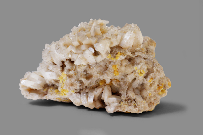 CELESTINA con calcite su zolfo, Caltanissetta, CL, Sicilia