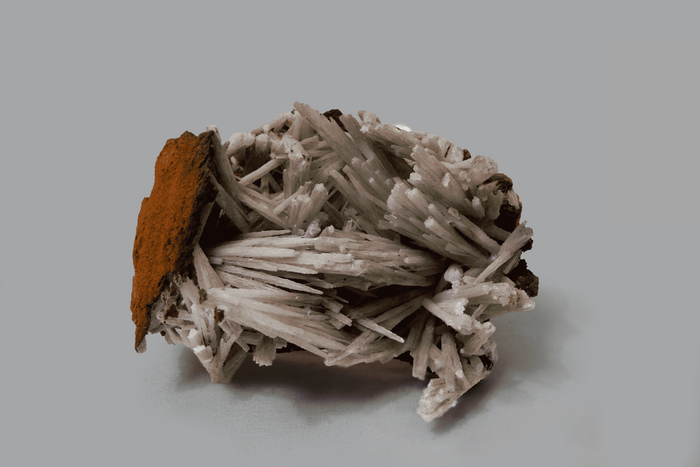CERUSSITE su crosta limonitica, Miniera di Montevecchio, Guspini, SU, Sardegna