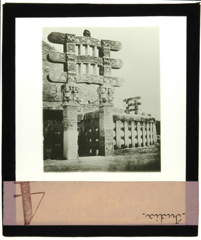 Paolo Verzone, India, Madhyapradesh, Sanci, architettura buddhistica, tempio, torana sud, portale d'accesso al recinto dello stupa