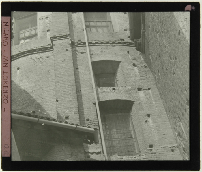 Paolo Verzone, Milano, basilica di San Lorenzo, esterno, particolare finestra