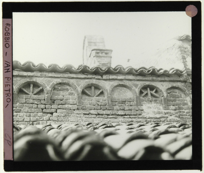 Paolo Verzone, Robbio (PV), chiesa di San Pietro, esterno, arco