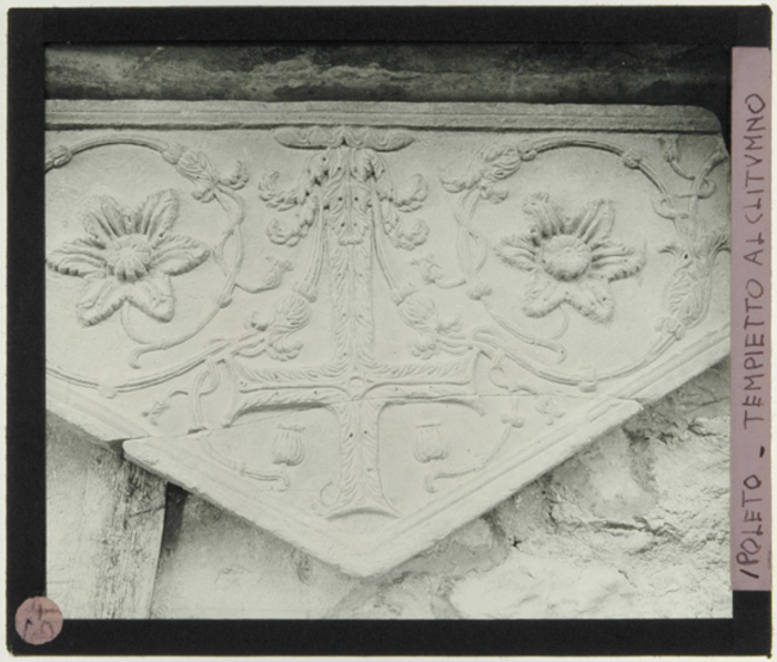 Paolo Verzone, Spoleto (PG), tempietto del Clitunno, particolare decorazione