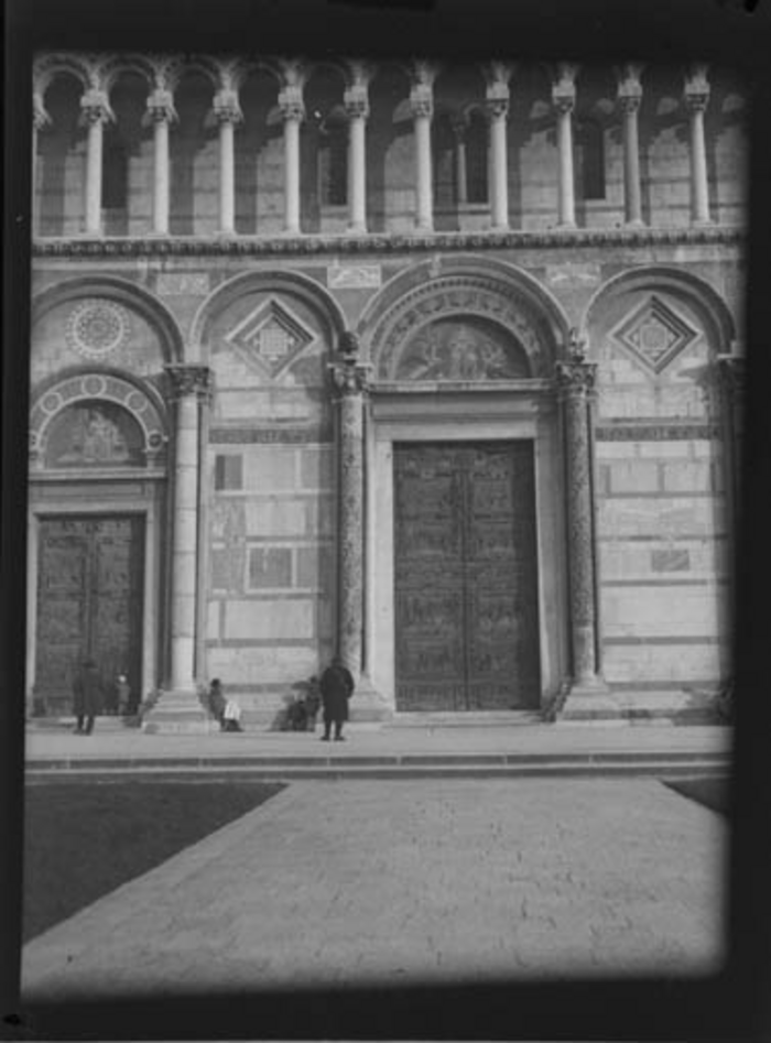 Paolo Verzone, Pisa, duomo, esterno, dettaglio ingresso