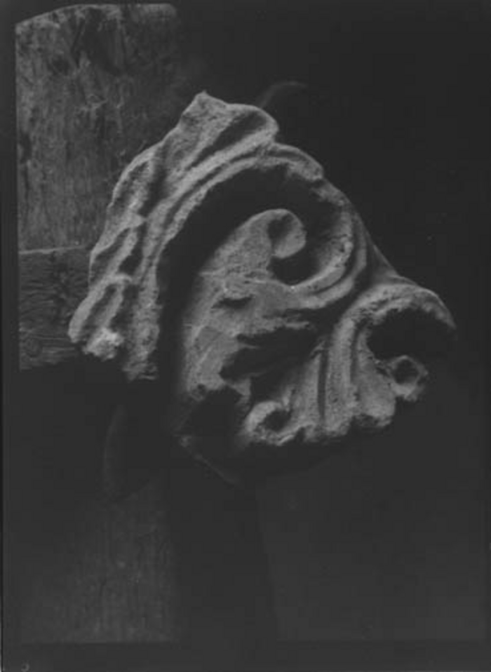 Paolo Verzone, Non identificato, capitello, rovina
