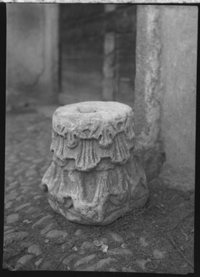 Paolo Verzone, Non identificato, capitello, rovina, dettaglio