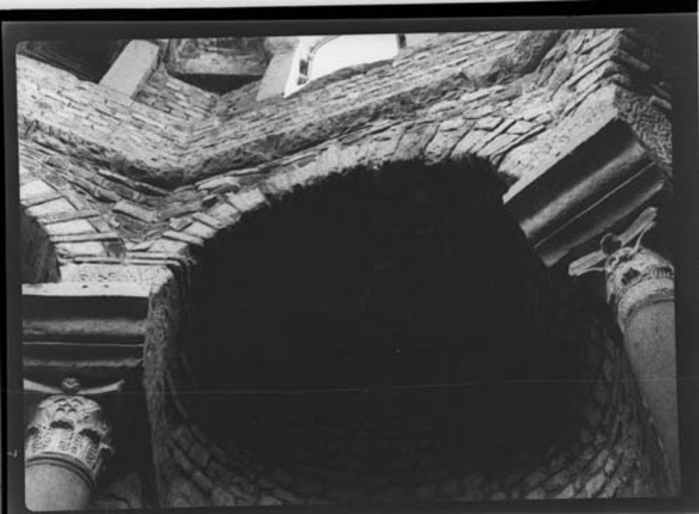 Paolo Verzone, Francia, Frejus, battistero, interno, nicchia, capitello, dettaglio
